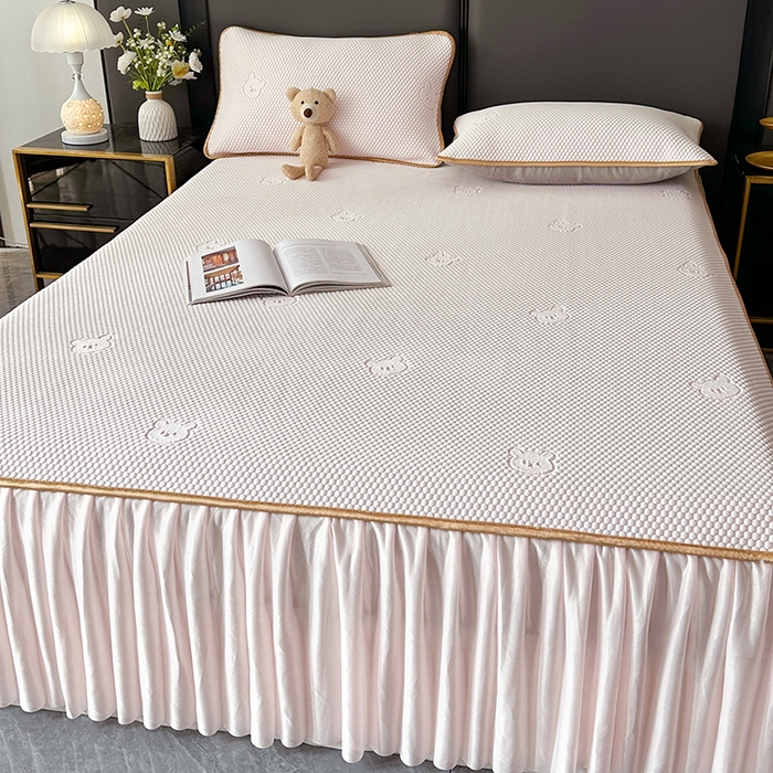 91家纺网 家纺一手货源 找家纺 爱洛家纺 2025新款凉感丝豆豆床裙席 粉玉~小熊