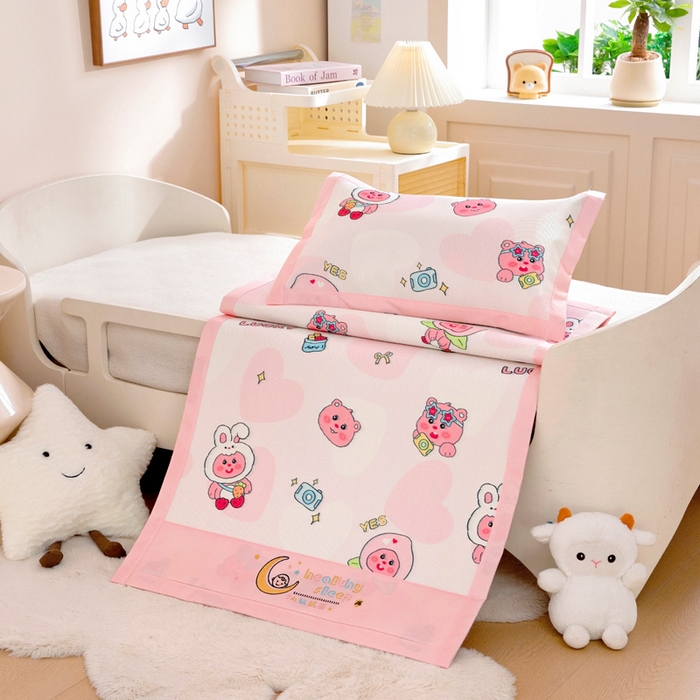 91家纺网 家纺一手货源 找家纺 宝贝优选 2025新款宝贝优选儿童7A抗菌高密绣花冰丝席 粉粉小熊