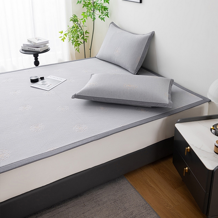 91家纺网 家纺一手货源 找家纺 2025新款山茶花系列冰豆豆凉席 山茶花床席款-浅灰