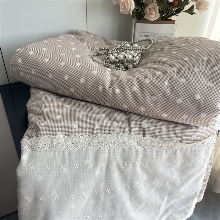 91家纺网 家纺一手货源 找家纺 奈萝家纺 奈萝2025新款全棉13372法式花边纯棉夏被春秋被 格子雏菊