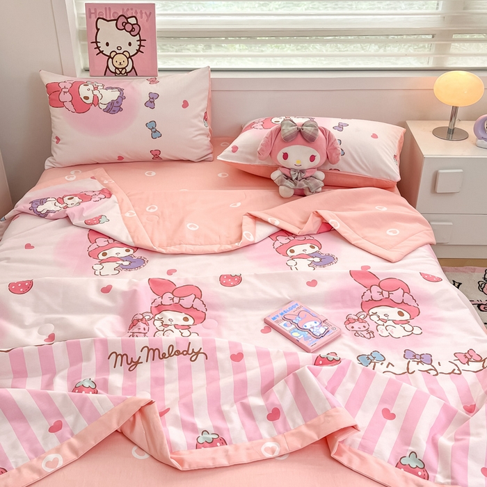 91家纺网 家纺一手货源 找家纺 博雅 2025新款三丽鸥全棉纯棉夏被夏凉被空调被四件套 夏被全棉-草莓条纹美乐蒂