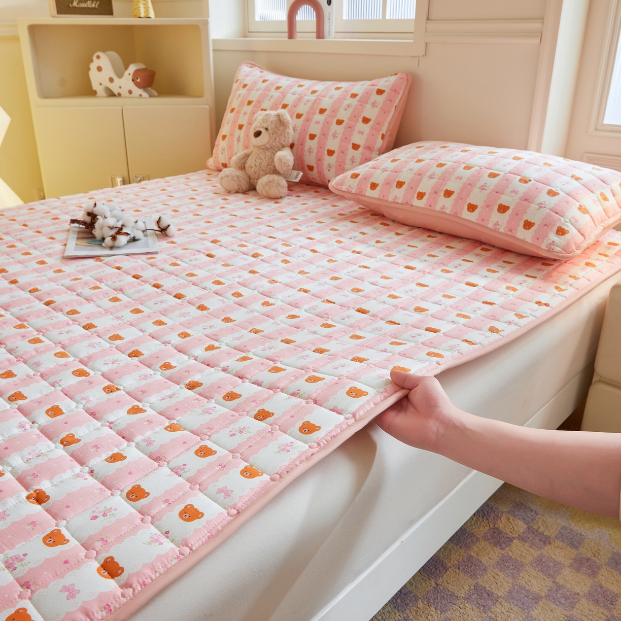 91家纺网 家纺一手货源 找家纺 魅图家纺 2025新款A类云朵棉抗菌棉花床护垫 花恋小熊