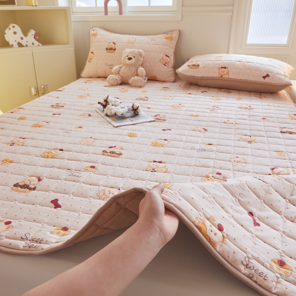 91家纺网 家纺一手货源 找家纺 魅图家纺 2025新款A类云朵棉抗菌棉花床护垫 甜心小熊