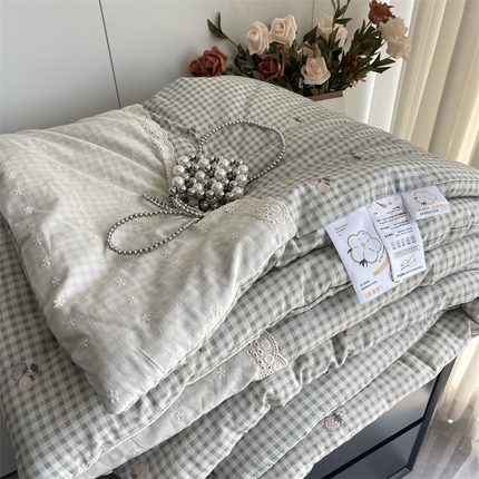 奈萝家纺 奈萝2025新款全棉13372法式花边纯棉夏被春秋被 格子草莓