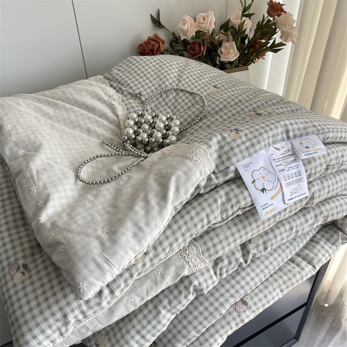 91家纺网 家纺一手货源 找家纺 奈萝家纺 奈萝2025新款全棉13372法式花边纯棉夏被春秋被 格子草莓