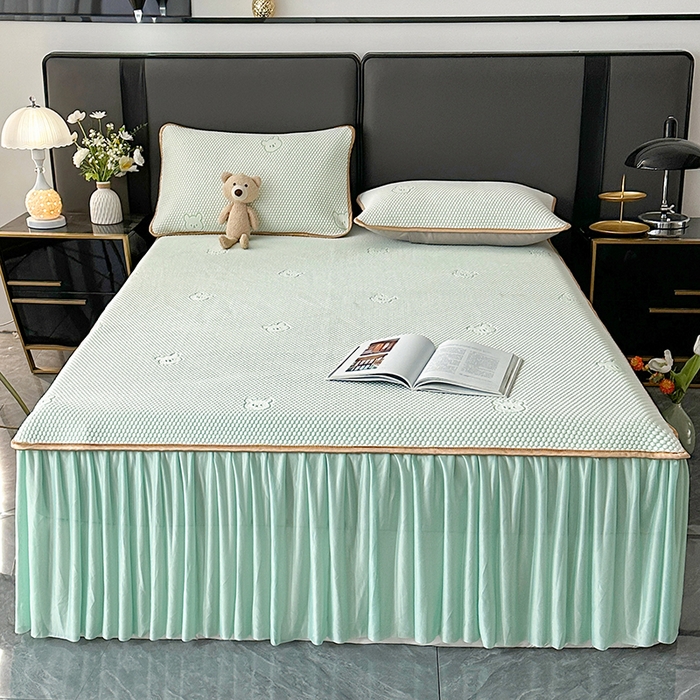 91家纺网 家纺一手货源 找家纺 爱洛家纺 2025新款凉感丝豆豆床裙席 水绿小熊