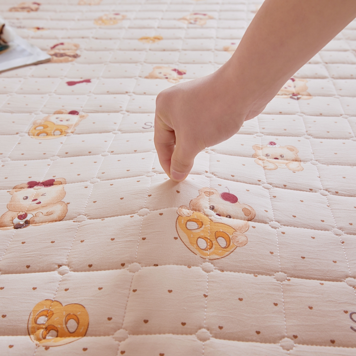 91家纺网 家纺一手货源 找家纺 魅图家纺 2025新款A类云朵棉抗菌棉花床护垫 甜心小熊