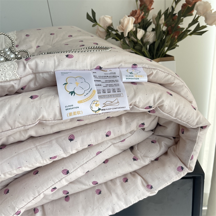 91家纺网 家纺一手货源 找家纺 奈萝家纺 奈萝2025新款全棉13372法式花边纯棉夏被春秋被 粉色草莓