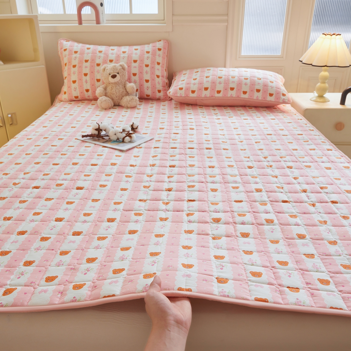 91家纺网 家纺一手货源 找家纺 魅图家纺 2025新款A类云朵棉抗菌棉花床护垫 花恋小熊