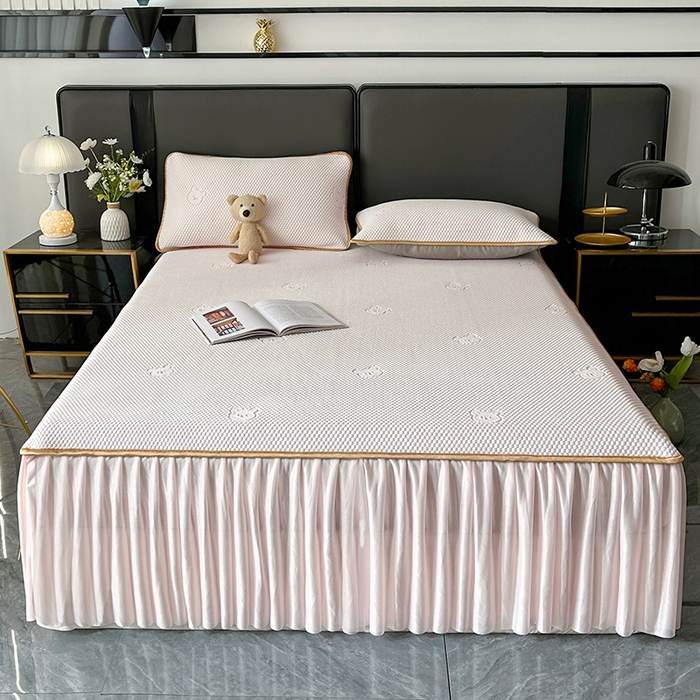 91家纺网 家纺一手货源 找家纺 爱洛家纺 2025新款凉感丝豆豆床裙席 粉玉~小熊