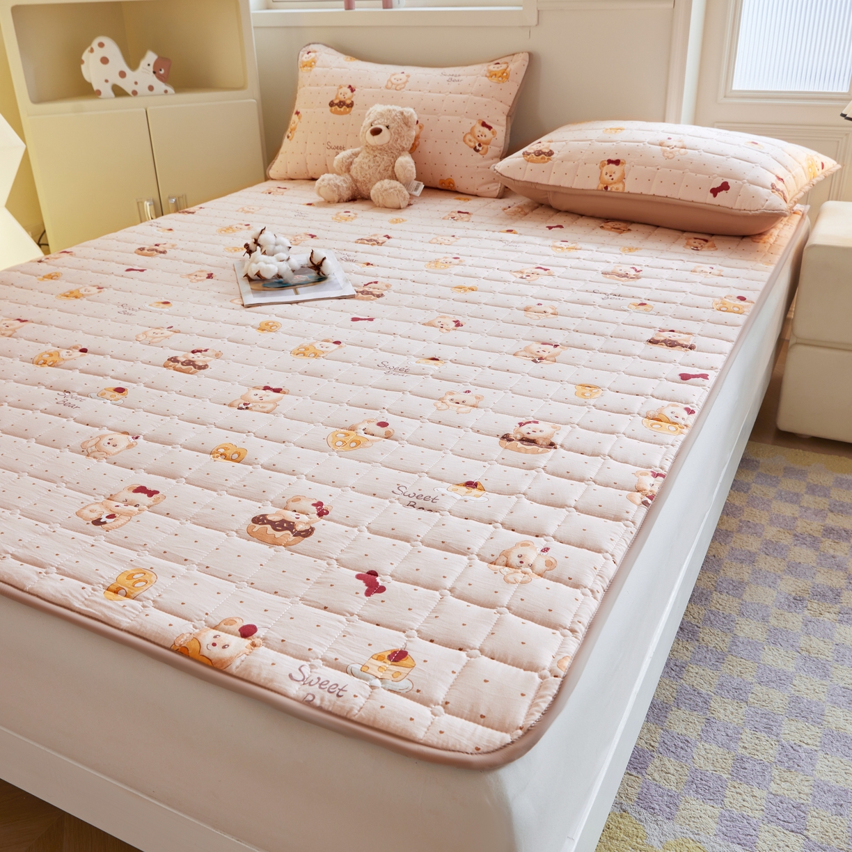 91家纺网 家纺一手货源 找家纺 魅图家纺 2025新款A类云朵棉抗菌棉花床护垫 甜心小熊