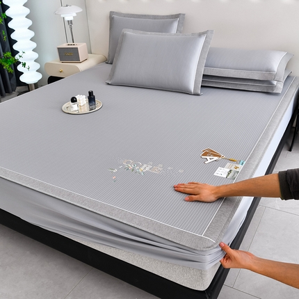 91家纺网 家纺一手货源 找家纺 （总）小牛席业 2025新款花漾芯语绣花凉感冰丝席系列（床笠款）凉席藤席冰藤席冰丝席竹席空调席草席乳胶席豆豆席三件套