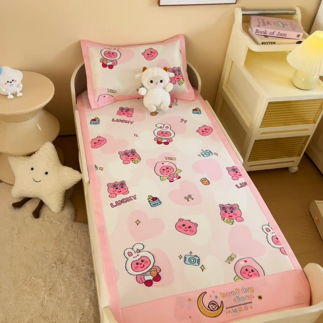 91家纺网 家纺一手货源 找家纺 宝贝优选 2025新款宝贝优选儿童7A抗菌高密绣花冰丝席 粉粉小熊