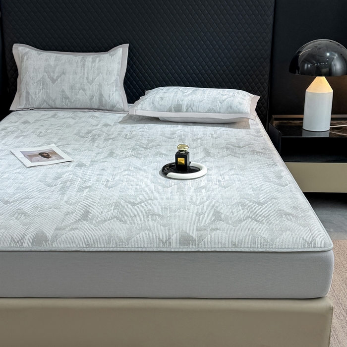 91家纺网 家纺一手货源 找家纺 999家纺 2025新款高端轻奢PE中分子凉感大提花凉席软席 山溪-灰（床笠款）