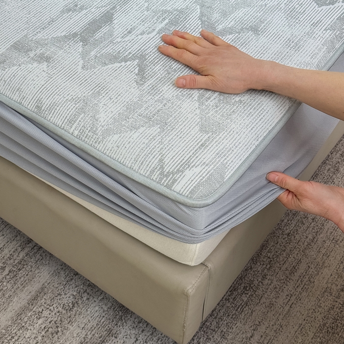 91家纺网 家纺一手货源 找家纺 999家纺 2025新款高端轻奢PE中分子凉感大提花凉席软席 山溪-灰（床笠款）