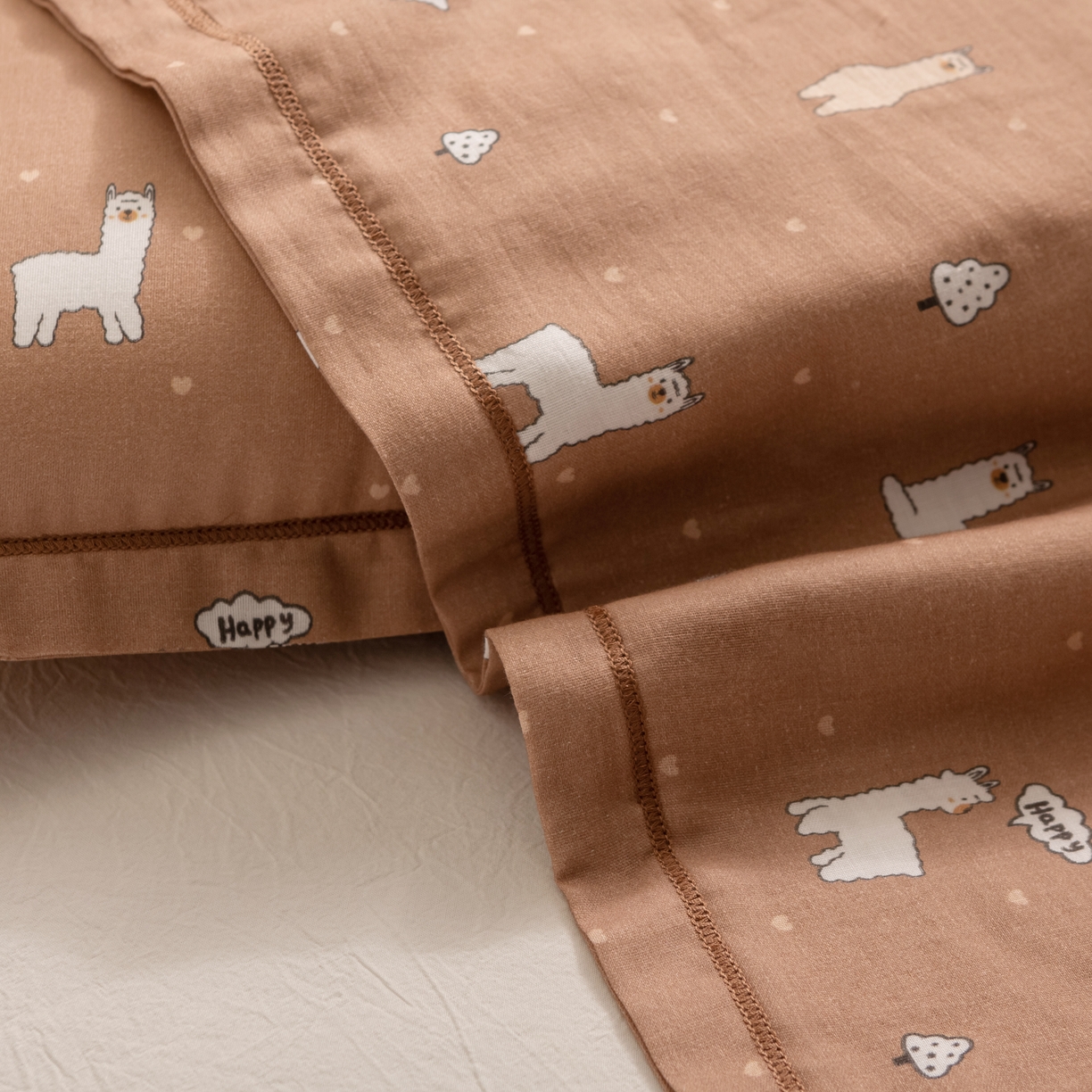 91家纺网 家纺一手货源 找家纺 萌番宝 2025新款A类全棉纯棉水洗双层纱卡通儿童单枕套信封枕单枕套 枕套单件 羊驼咖