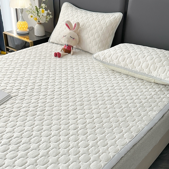 91家纺网 家纺一手货源 找家纺 爱洛家纺 2025新款凉感丝羽丝棉床垫 熊猫-奶白