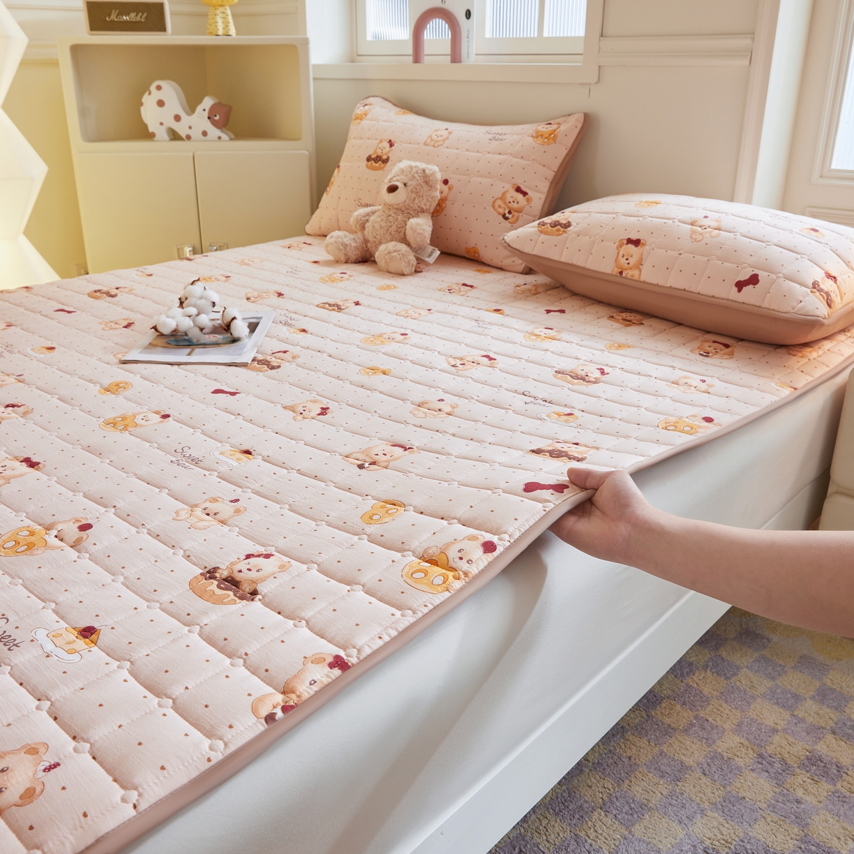 91家纺网 家纺一手货源 找家纺 魅图家纺 2025新款A类云朵棉抗菌棉花床护垫 甜心小熊