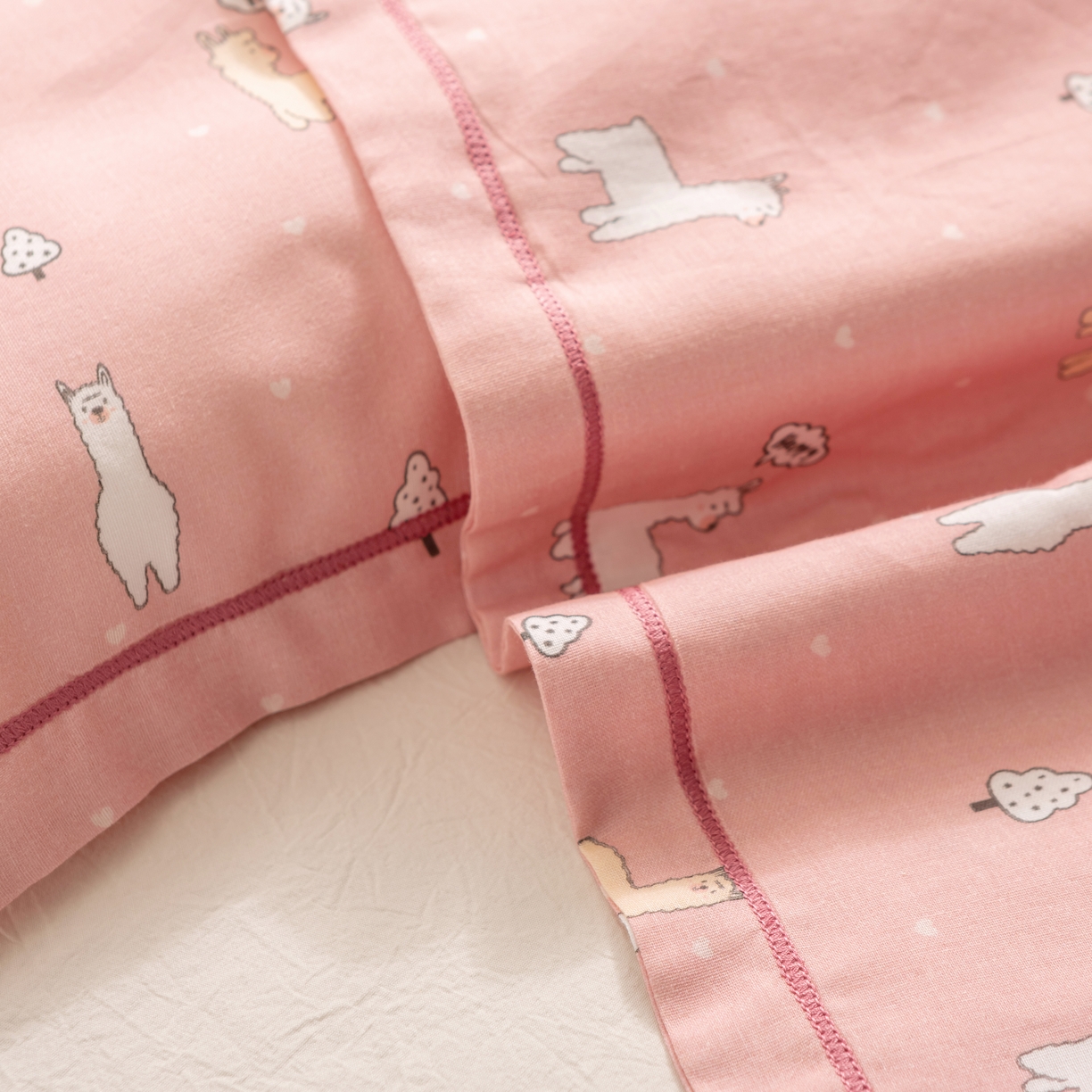 91家纺网 家纺一手货源 找家纺 萌番宝 2025新款A类全棉纯棉水洗双层纱卡通儿童单枕套信封枕单枕套 枕套单件 羊驼粉