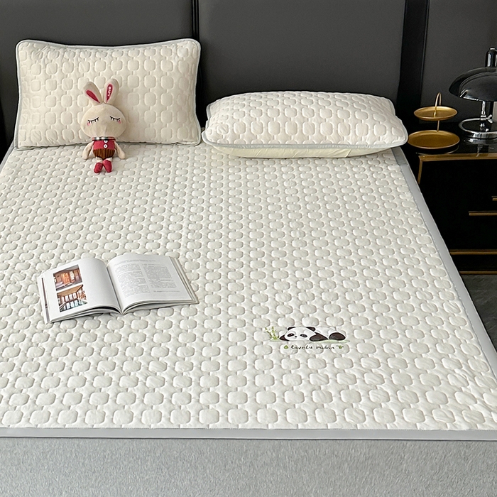 91家纺网 家纺一手货源 找家纺 爱洛家纺 2025新款凉感丝羽丝棉床垫 熊猫-奶白