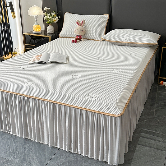 91家纺网 家纺一手货源 找家纺 爱洛家纺 2025新款凉感丝豆豆四件套床裙席 浅灰~小熊