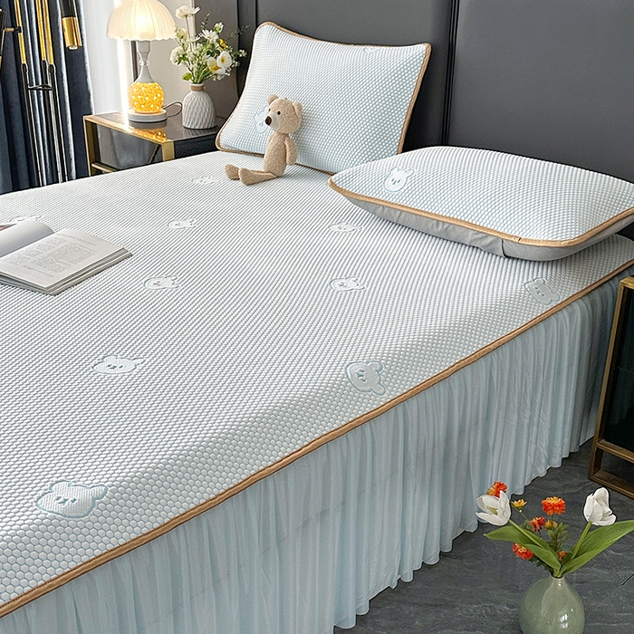 91家纺网 家纺一手货源 找家纺 爱洛家纺 2025新款凉感丝豆豆四件套床裙席 浅天蓝小熊