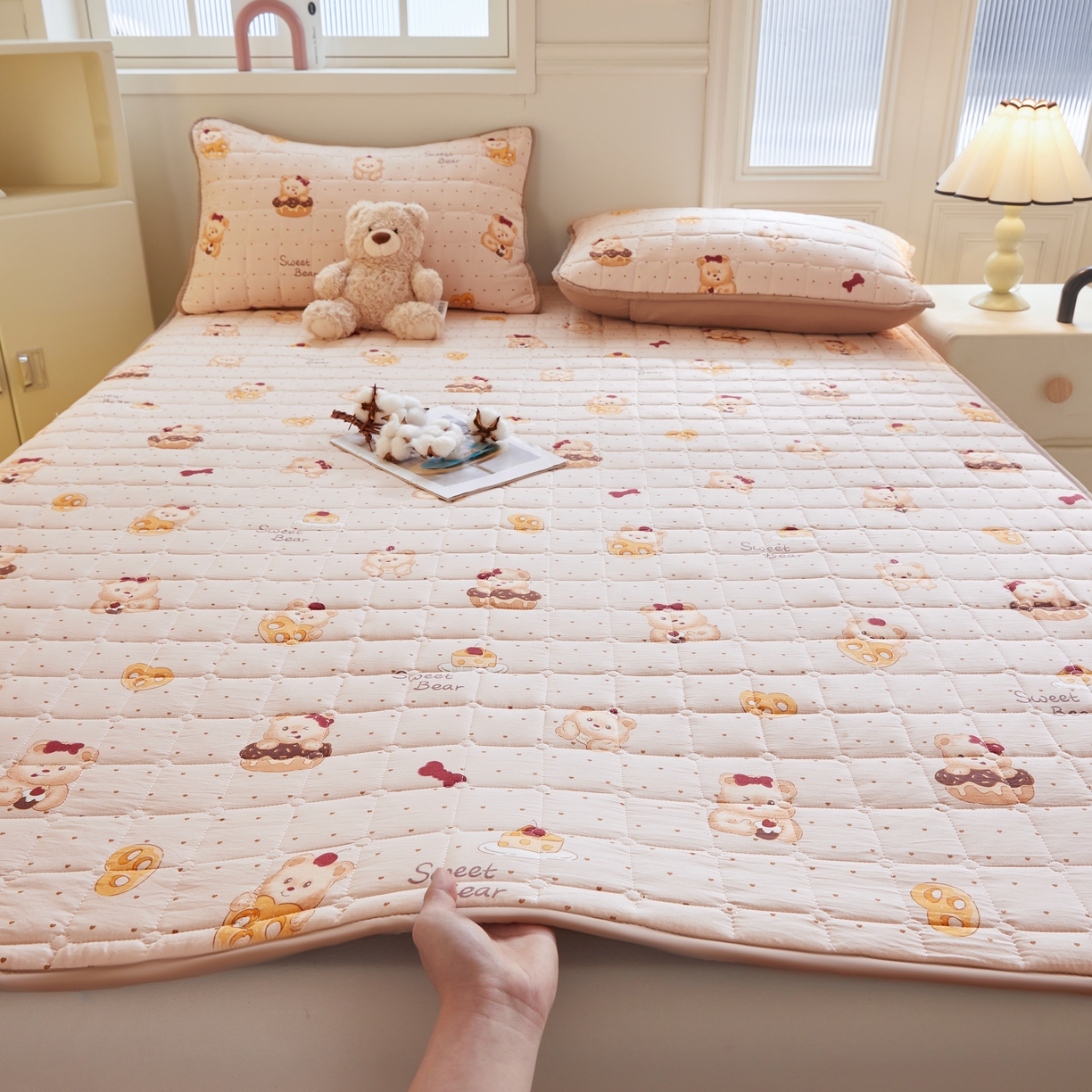 91家纺网 家纺一手货源 找家纺 魅图家纺 2025新款A类云朵棉抗菌棉花床护垫 甜心小熊