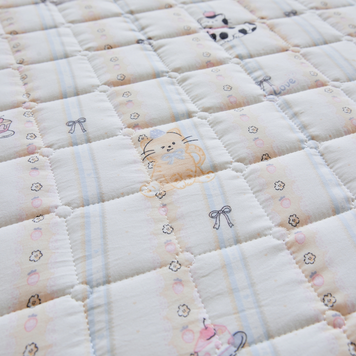 91家纺网 家纺一手货源 找家纺 魅图家纺 2025新款A类云朵棉抗菌棉花床护垫 田园猫咪