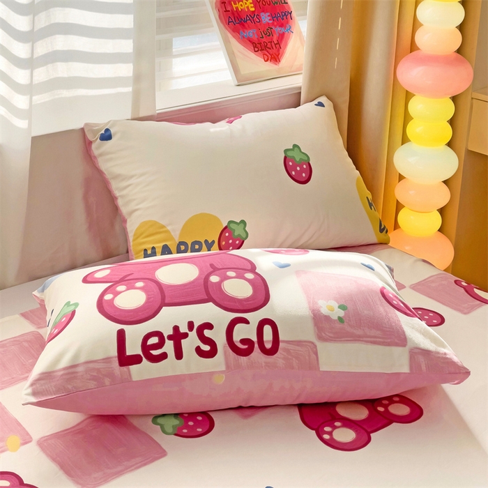 91家纺网 家纺一手货源 找家纺 名兮家居 2025新款全棉纯棉经典小版奥特曼三丽鸥床单【含防伪标】 宝宝草莓熊