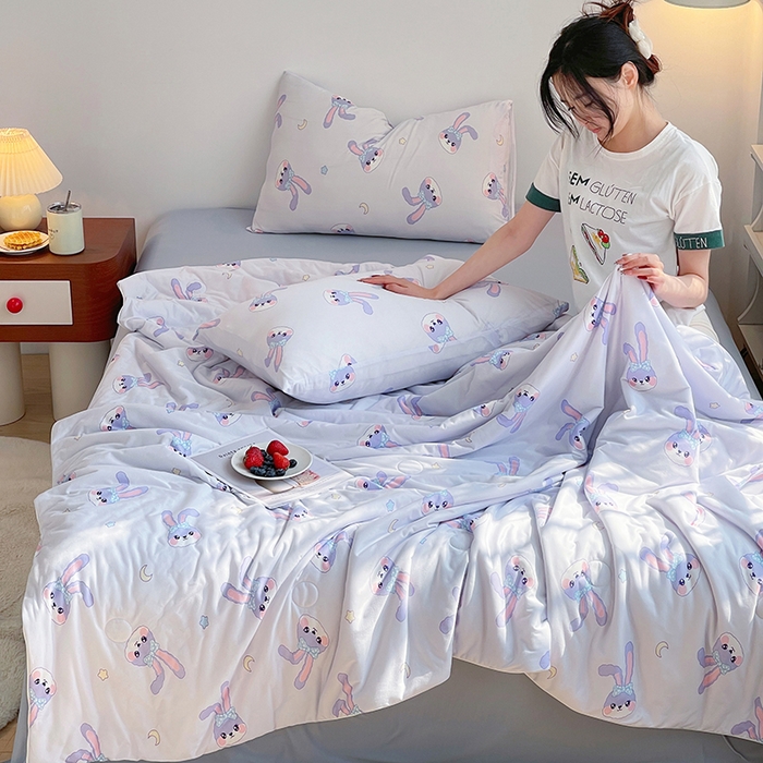 91家纺网 家纺一手货源 找家纺 简爱 2025新款A类针织棉大豆纤维夏被 紫紫兔