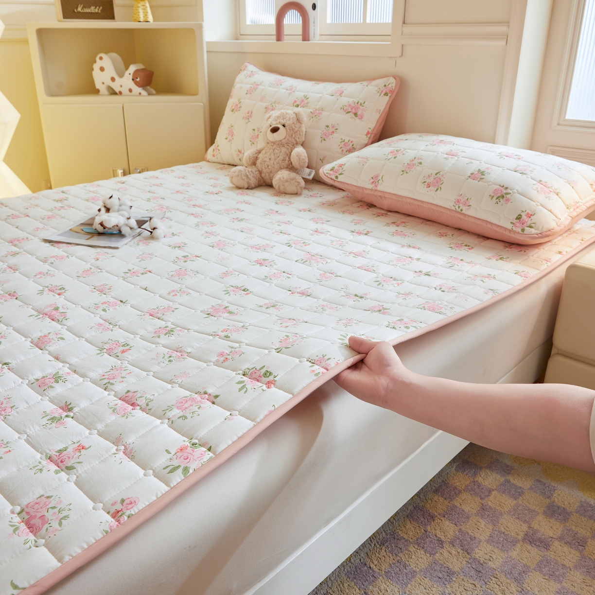 91家纺网 家纺一手货源 找家纺 魅图家纺 2025新款A类云朵棉抗菌棉花床护垫 浪漫花园