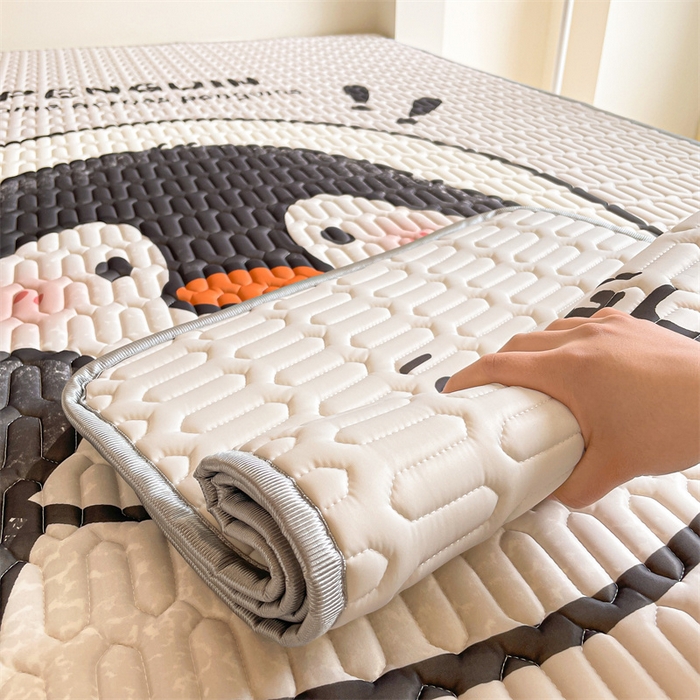 91家纺网 家纺一手货源 找家纺 布卢姆床垫 2025新款A类大版数码凉感丝乳胶凉席 害羞企鹅