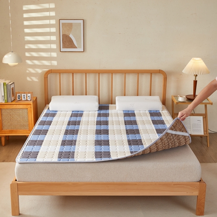 91家纺网 家纺一手货源 找家纺 迪乐妮 2025新款双面可用抑菌冰丝床褥爬爬垫-大床图 蓝大格