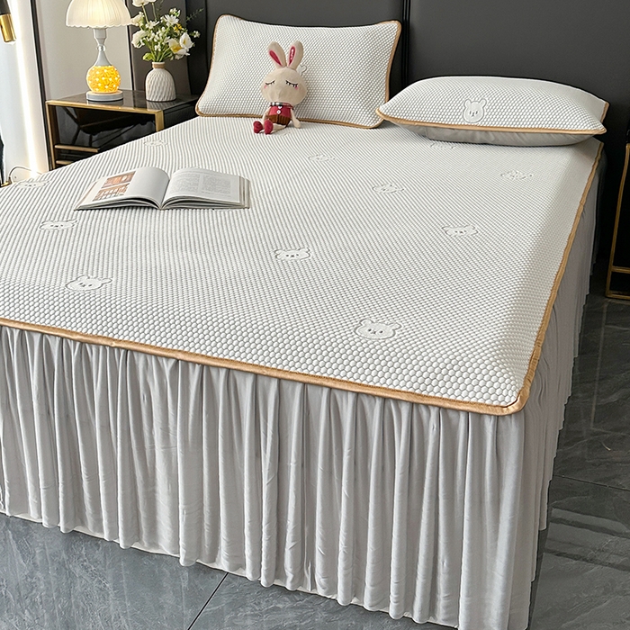 91家纺网 家纺一手货源 找家纺 爱洛家纺 2025新款凉感丝豆豆床裙席 浅灰~小熊