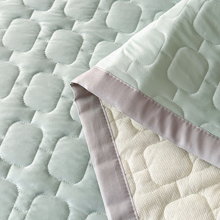 91家纺网 家纺一手货源 找家纺 爱洛家纺 2025新款凉感丝羽丝棉床垫 熊猫-浅天蓝