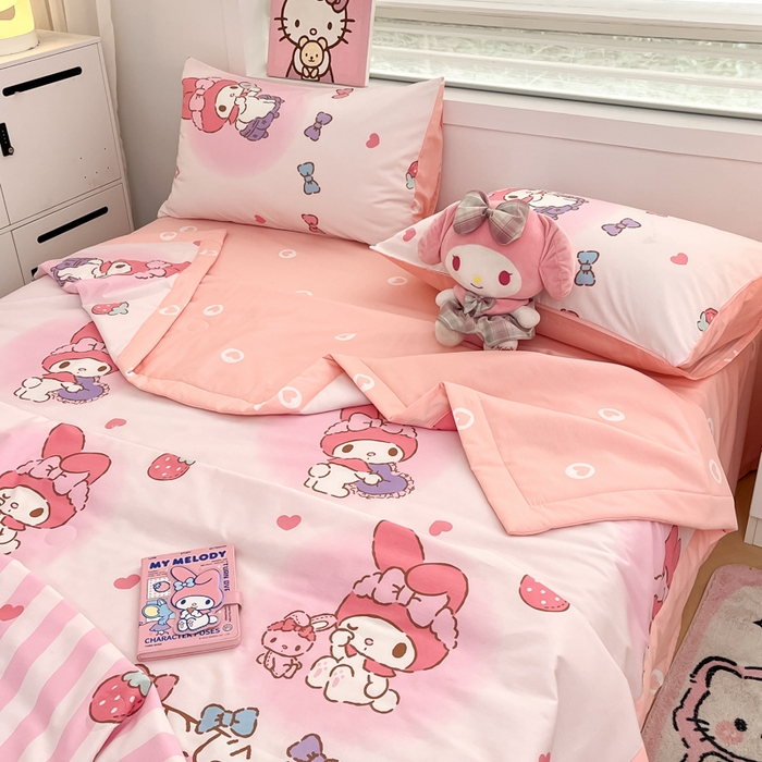 91家纺网 家纺一手货源 找家纺 博雅 2025新款三丽鸥全棉纯棉夏被夏凉被空调被四件套 夏被全棉-草莓条纹美乐蒂