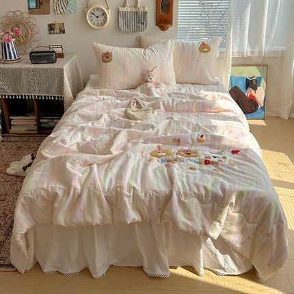 91家纺网 家纺一手货源 找家纺 TT.one 塔塔家居 2025全棉双层纱毛巾绣夏被三件套 萌趣熊抱