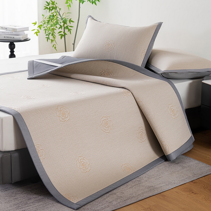 91家纺网 家纺一手货源 找家纺 2025新款山茶花系列冰豆豆凉席 山茶花床席款 卡其