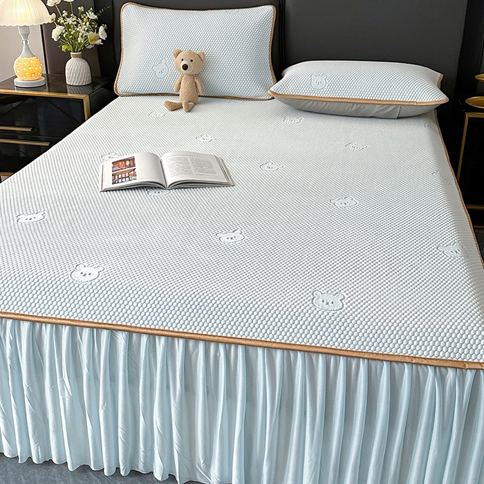 91家纺网 家纺一手货源 找家纺 爱洛家纺 2025新款凉感丝豆豆四件套床裙席 浅天蓝小熊