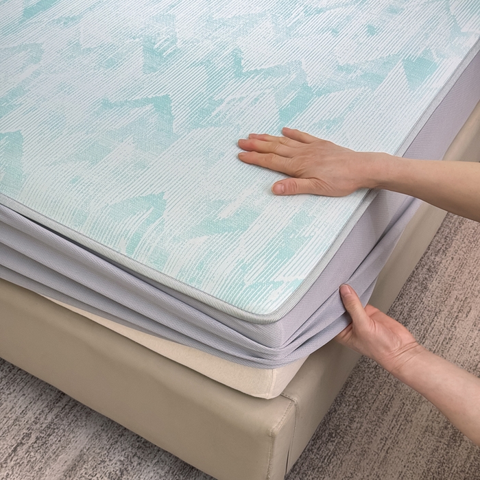 91家纺网 家纺一手货源 找家纺 999家纺 2025新款高端轻奢PE中分子凉感大提花凉席软席 山溪-蓝（床笠款）