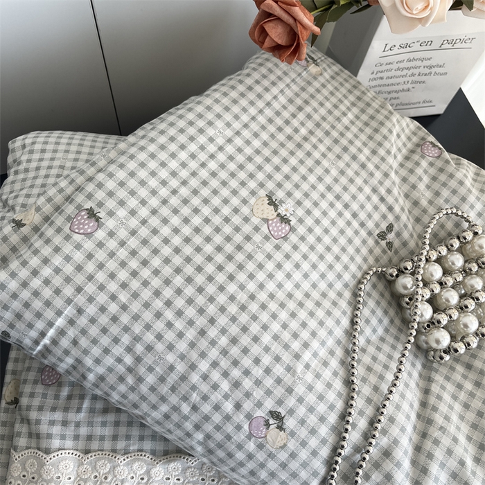 91家纺网 家纺一手货源 找家纺 奈萝家纺 奈萝2025新款全棉13372法式花边纯棉夏被春秋被 格子草莓