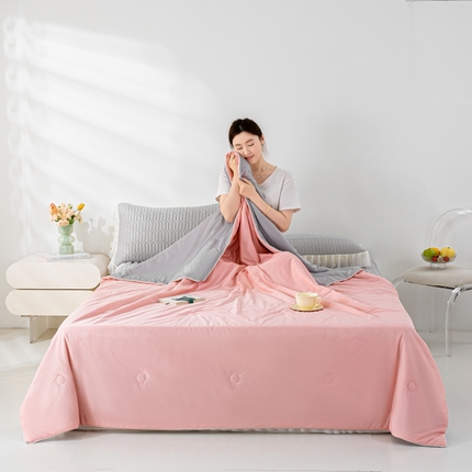 91家纺网 家纺一手货源 找家纺 缦纱 2025新款凉感丝超柔印花夏凉被 粉灰