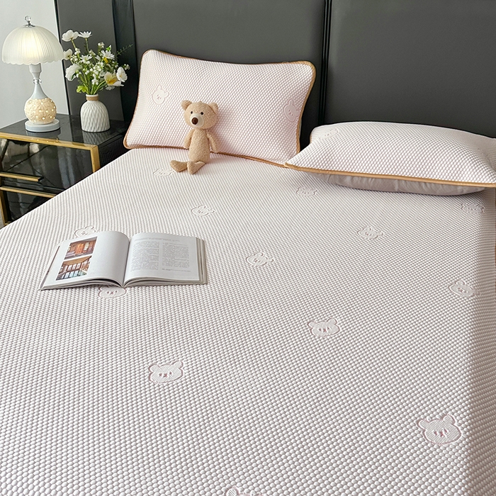 91家纺网 家纺一手货源 找家纺 爱洛家纺 2025新款凉感丝豆豆床裙席 粉玉~小熊