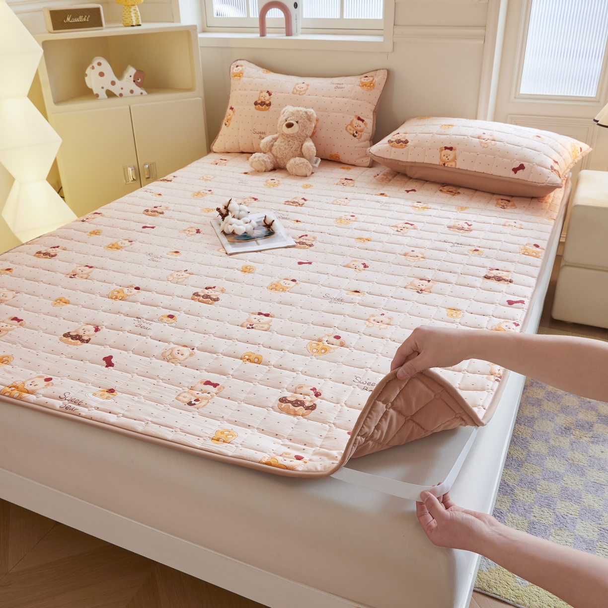 91家纺网 家纺一手货源 找家纺 魅图家纺 2025新款A类云朵棉抗菌棉花床护垫 甜心小熊