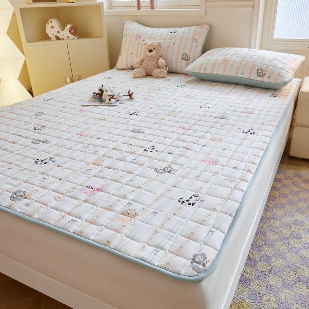 91家纺网 家纺一手货源 找家纺 魅图家纺 2025新款A类云朵棉抗菌棉花床护垫 田园猫咪