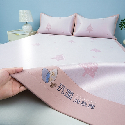 91家纺网 家纺一手货源 找家纺 玖明家纺 2025新款精品凉席净味抗菌凉感冰丝席 梦幻森林-粉