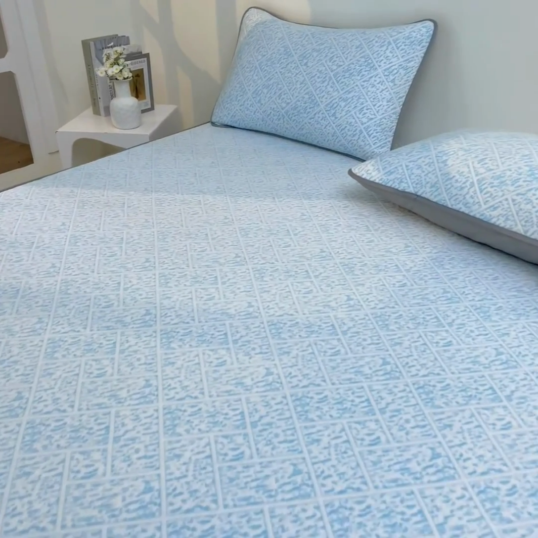 91家纺网 家纺一手货源 找家纺 鑫姿席业 2025新款A类凉感冰豆豆席 雅致床笠款-冰浅蓝