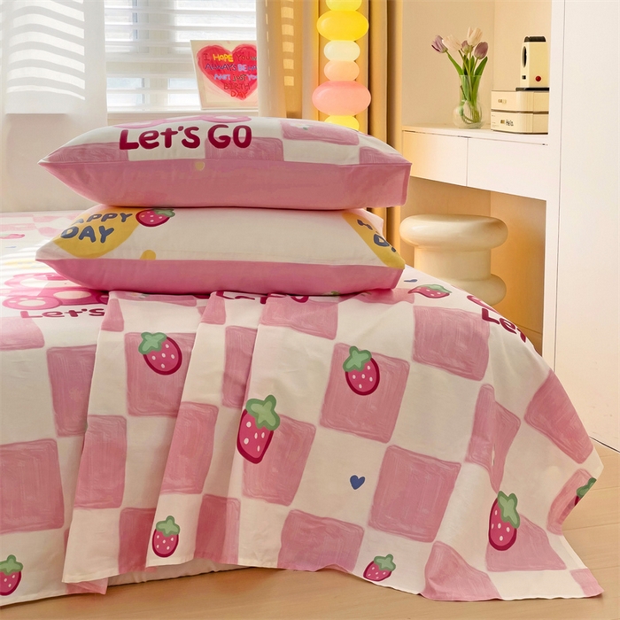 91家纺网 家纺一手货源 找家纺 名兮家居 2025新款全棉纯棉经典小版奥特曼三丽鸥床单【含防伪标】 宝宝草莓熊