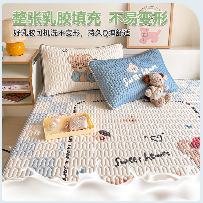 91家纺网 家纺一手货源 找家纺 布卢姆床垫 2025新款A类大版数码凉感丝乳胶凉席 咖啡熊-蓝