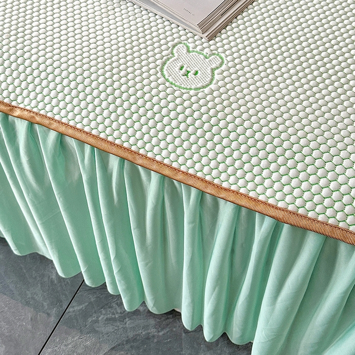 91家纺网 家纺一手货源 找家纺 爱洛家纺 2025新款凉感丝豆豆床裙席 水绿小熊